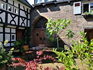 a courtyard of a building with a wooden door at Fünf Giebel Eck in der Freiheit am Ruhrtalradweg in Wetter