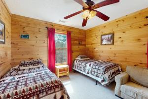 索蒂纳科奇Bears Cove的一间带两张床和吊扇的卧室