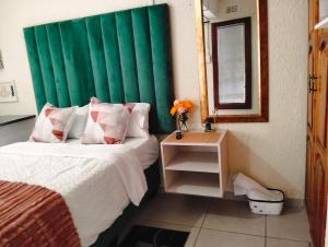 En eller flere senge i et værelse på Aneiwa airport lodge