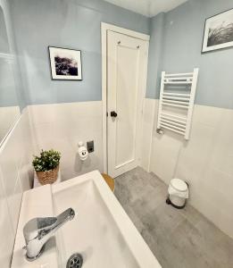ein weißes Badezimmer mit Waschbecken und Toilette in der Unterkunft Vive Zaragoza XII in Saragossa + 7 Fotos