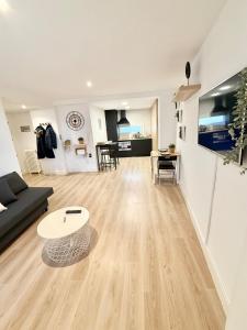 ein Wohnzimmer mit Sofa und Tisch in der Unterkunft Vive Zaragoza XII in Saragossa