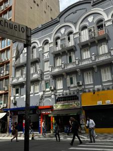 a street sign in front of a building at Hotel Quintino - No Coração de São Paulo, 2 Min do Metrô Sé, 10 Min do Brás, 5 Min da 25 de Março e Estacionamento no Local Grátis in Sao Paulo