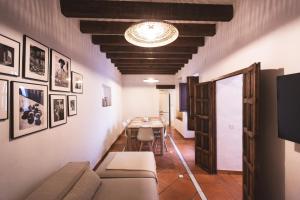 a living room with a couch and a table at Casa Arroyo de San Andrés in Córdoba