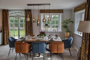 a dining room with a table and chairs at Haus Lang Libben in Archsum