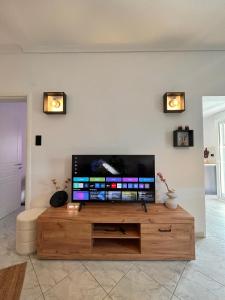 Μια τηλεόραση ή/και κέντρο ψυχαγωγίας στο Aelia Home