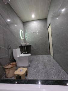 a bathroom with a toilet and a sink and a tub at CharDara Agrotourism & FarmStay in Mahabaleshwar