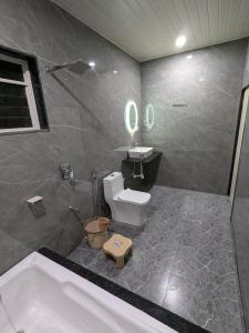 a bathroom with a tub and a toilet and a sink at CharDara Agrotourism & FarmStay in Mahabaleshwar