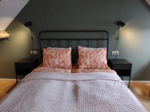 Giường trong phòng chung tại 't KISTJE Bed by the Sea