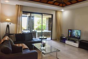 Μια τηλεόραση ή/και κέντρο ψυχαγωγίας στο Beautiful Villa with Private Pool near the Beach