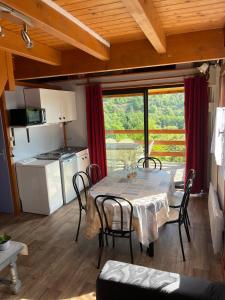 Dapur atau dapur kecil di Chalet en bois à Désaignes