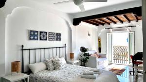 Habitación blanca con cama y piano en Casa de la Plata Punta de la Mona, en La Herradura 23 fotos más