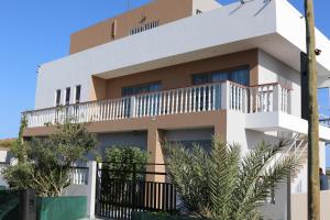 Un edificio con un balcón en la parte superior. en Villa Racine, en Porto Novo