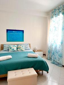 巴勒莫Casa il Bergamotto的卧室里有一张床，床铺是绿色的 更多49张照片