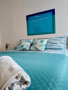 巴勒莫Casa il Bergamotto的上方设有1张带1台平面电视的床