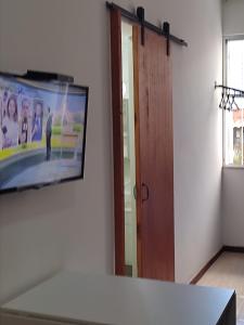 Televisyen dan/atau pusat hiburan di Studio Aconchegante Teresopolis no Alto +9 gambar