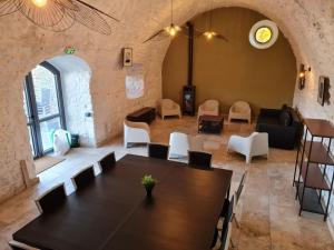 Posezení v ubytování Château du Poët-Célard + 15 fotografií