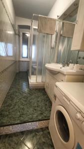 een badkamer met toilet en wastafel en wasmachine bij Galleria sul Mare in Trieste