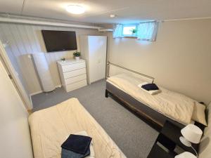 Una cama o camas en una habitación de Nyrenoverat hus i Timrå