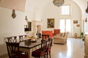 een eetkamer en een woonkamer met een tafel en stoelen bij Sassisuite in Matera