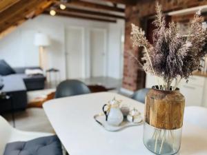 a vase filled with dried flowers on a table at Guesthouse Anderten in Hannover