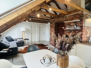 a living room with a brick wall at Guesthouse Anderten in Hannover
