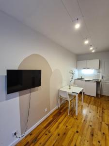 Televisyen dan/atau pusat hiburan di Studio cosy avec clim et jardin