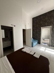 Un pat sau paturi într-o cameră la Niki Home +13 fotografii