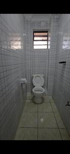 ein weißes Bad mit einem WC und einem Fenster in der Unterkunft Haven Homes in Ruiru