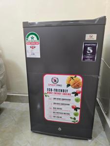 einen schwarzen Kühlschrank mit einem Schild drauf in der Unterkunft Haven Homes in Ruiru
