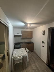 O bucătărie sau chicinetă la Niki Home