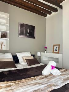 a bedroom with two beds in a room at 3 chambres Centre Fontainebleau Château INSEAD - Royal Deluxe in Fontainebleau
