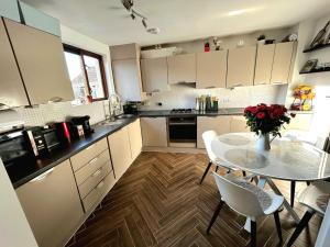 a kitchen with a table and a table and chairs at Modern Duplex in Greystones in Na Clocha Liatha