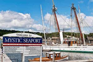 Galeriebild der Unterkunft 1 Minute to downtown Mystic in Mystic