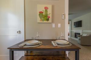 Galeriebild der Unterkunft 1 Minute to downtown Mystic in Mystic + 10 Fotos