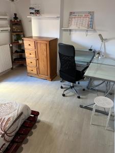 - une chambre avec un bureau, une chaise et un bureau en verre dans l'établissement Saint-Gilles Appartement, à Saint-Gilles