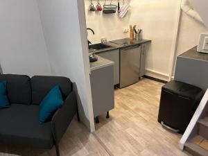 a living room with a couch and a kitchen at Saint-Gilles Appartement in Saint-Gilles