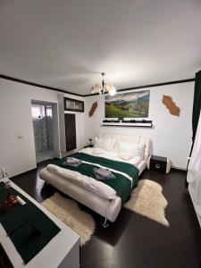 Un pat sau paturi într-o cameră la Cozy House Zărnești