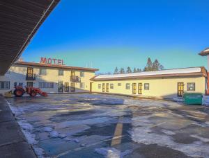 an empty parking lot in front of a motel at Love Hotels Silver Street by OYO at Hurley WI in Hurley