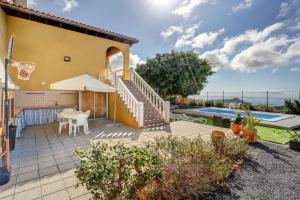 dom z patio i basenem w obiekcie Apartment Private Heated Pool w mieście El Draguito