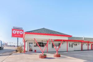 een tankstation met een bord ervoor bij OYO Hotel Liberal, Kansas in Liberal