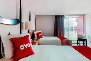 Postel nebo postele na pokoji v ubytování OYO Hotel Alice TX Hwy 281 West