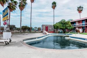Bazén v ubytování OYO Hotel Alice TX Hwy 281 West nebo v jeho okolí