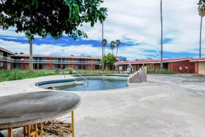 Bazén v ubytování OYO Hotel Alice TX Hwy 281 West nebo v jeho okolí