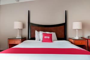 Postel nebo postele na pokoji v ubytování OYO Hotel Alice TX Hwy 281 West