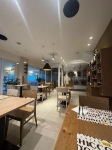 A restaurant or other place to eat at *Veranda's rooms* - Free parking in central Lugano