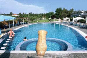 Bazén v ubytování Lintzi Hotel nebo v jeho okolí