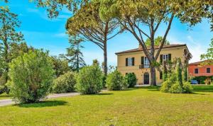 una vista exterior de una casa con patio en Villa Landi, en Lucca