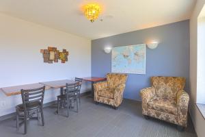 Posezení v ubytování Siletz Bay Beachfront Hotel by OYO Lincoln City