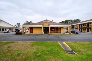 un estacionamiento frente a un edificio en OYO Hotel Williamston, en Williamston