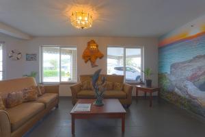Posezení v ubytování Siletz Bay Beachfront Hotel by OYO Lincoln City